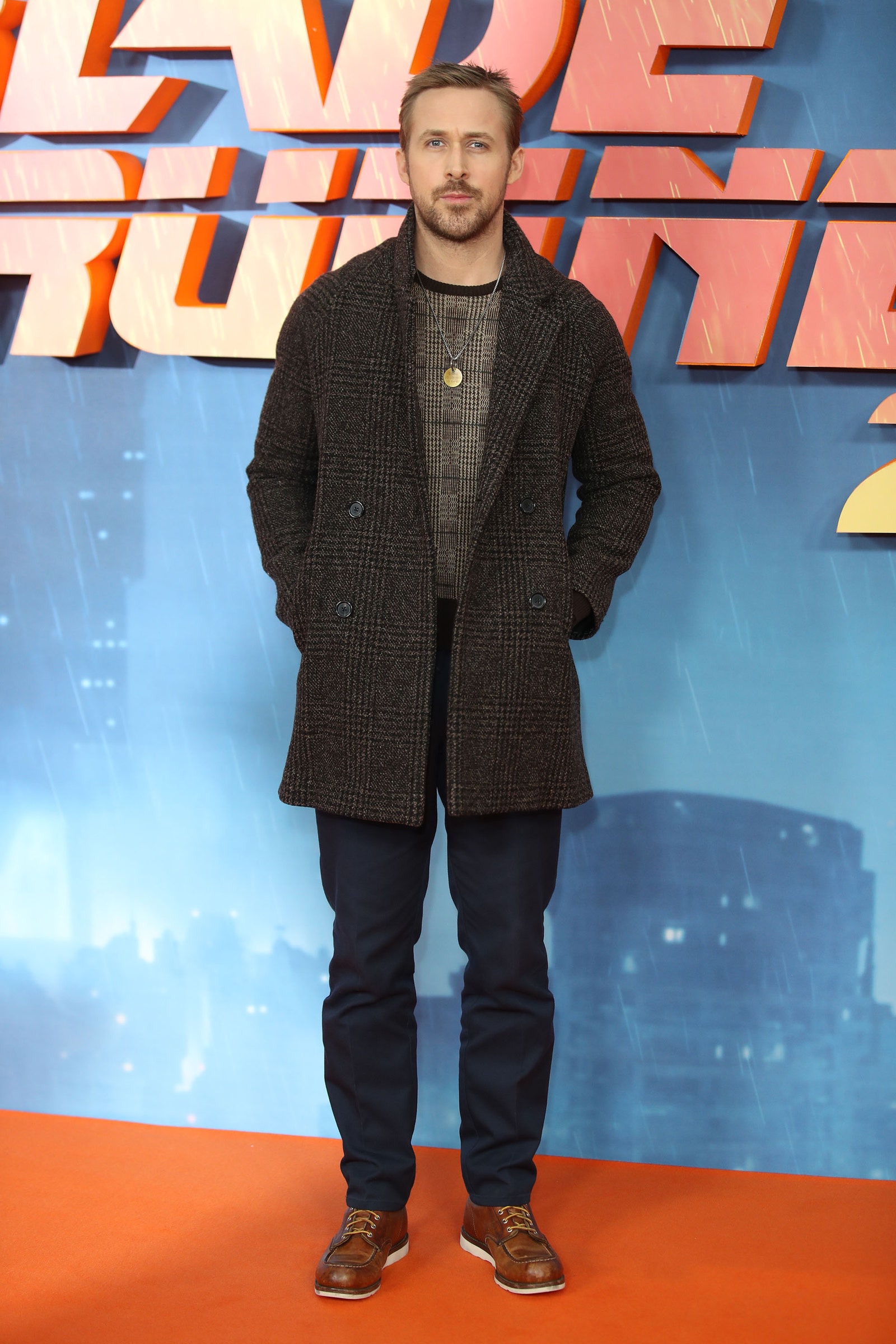 Ryan Gosling viste abrigo y botas en el estreno de Blade Runner