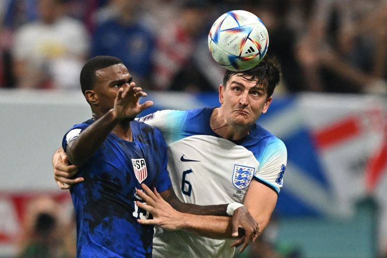 El delantero de Estados Unidos, Haji Wright, lucha por el balón con el defensor de Inglaterra, Harry Maguire, durante el choque de los dos equipos en la segunda ronda de la Copa del Mundo en Qatar.