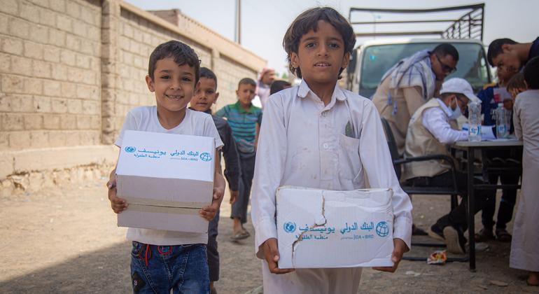 Niños desplazados cargando artículos de higiene distribuidos por UNICEF en Marib, Yemen