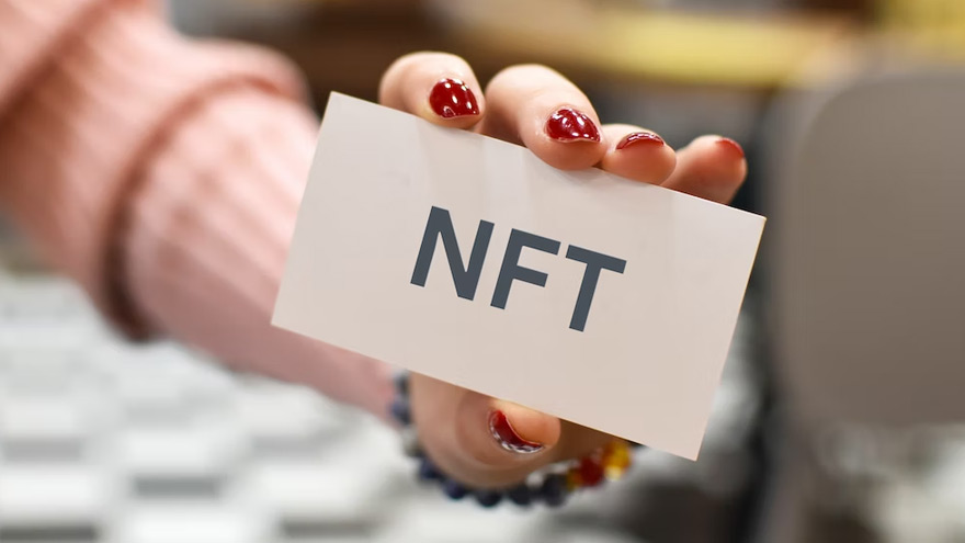 El NFT está en la cadena de bloques, mientras que el derecho a moverlo está en la billetera. 