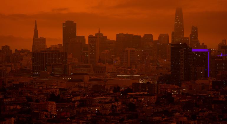 Los incendios forestales que arrasan partes del oeste de los Estados Unidos han teñido de naranja el cielo de San Francisco.