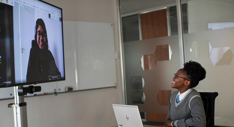 Sebabatso Nchephe (derecha), de 18 años, conversa de forma remota con su mentora, Pretty Jagivan (en la pantalla) en las oficinas de Roche Pty Ltd en Sandton, Sudáfrica. 