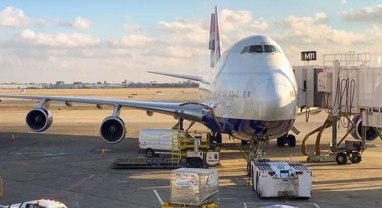 Un avión 747 de British Airways se prepara antes del despegue en la terminal del Aeropuerto Internacional O'hare de Londres, Reino Unido.