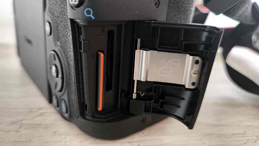 La Canon EOS R7 permite el uso de dos tarjetas de memoria.