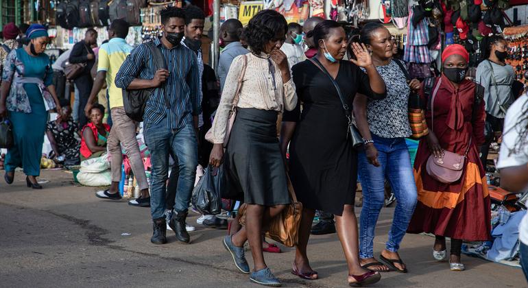 Gente caminando por un distrito comercial en Kamapla, Uganda, durante la pandemia de COVID.