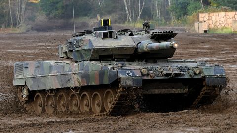 Se ve un tanque de batalla principal Leopard 2 A7 en un área de entrenamiento militar en Munster, en el norte de Alemania (foto de archivo).