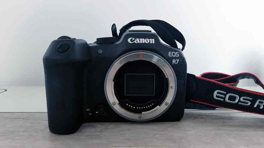 Frente de la Canon EOS R7 sin lente.