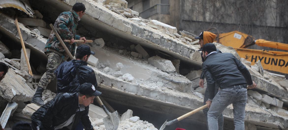 Los equipos de rescate buscan sobrevivientes bajo los escombros en el barrio de Al-Aziziyeh de Alepo, Siria.
