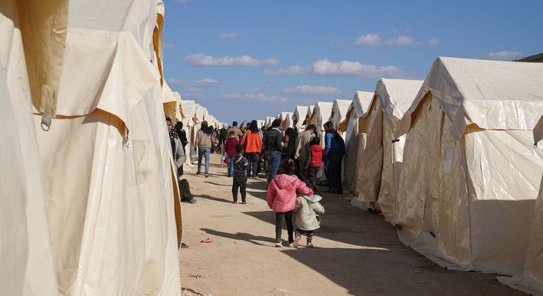 Las familias desplazadas por el terremoto permanecen temporalmente en tiendas de campaña en Aziz, Siria.