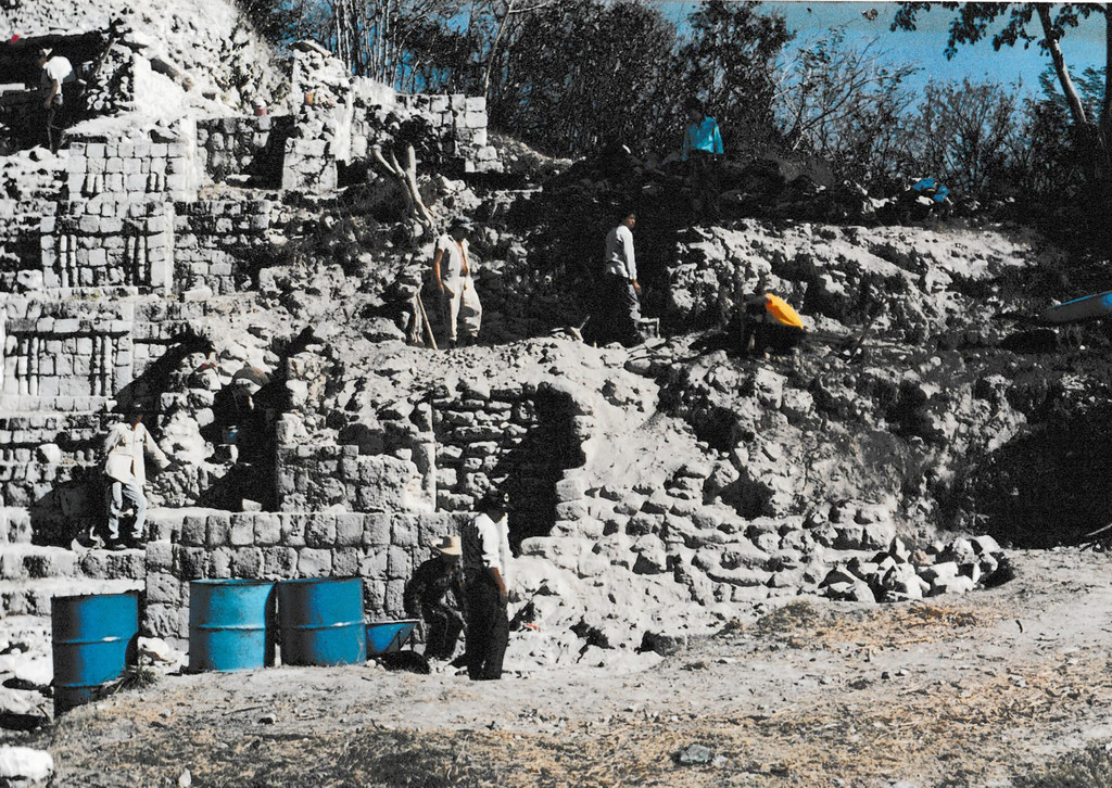 Refugiados guatemaltecos participan en trabajos de restauración en el sitio arqueológico de Edzná en 1994.