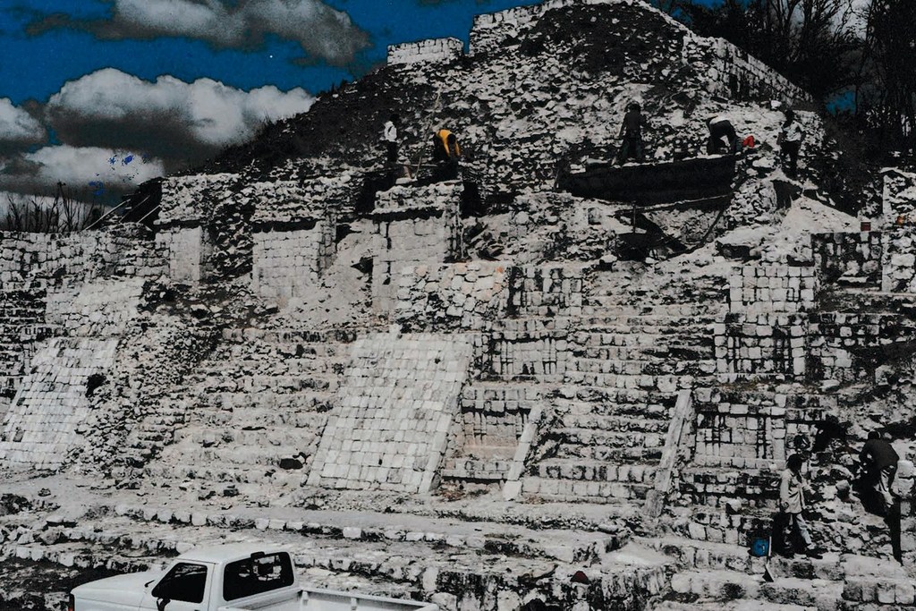 Refugiados guatemaltecos participan en trabajos de restauración en el sitio arqueológico de Edzná en 1994. 