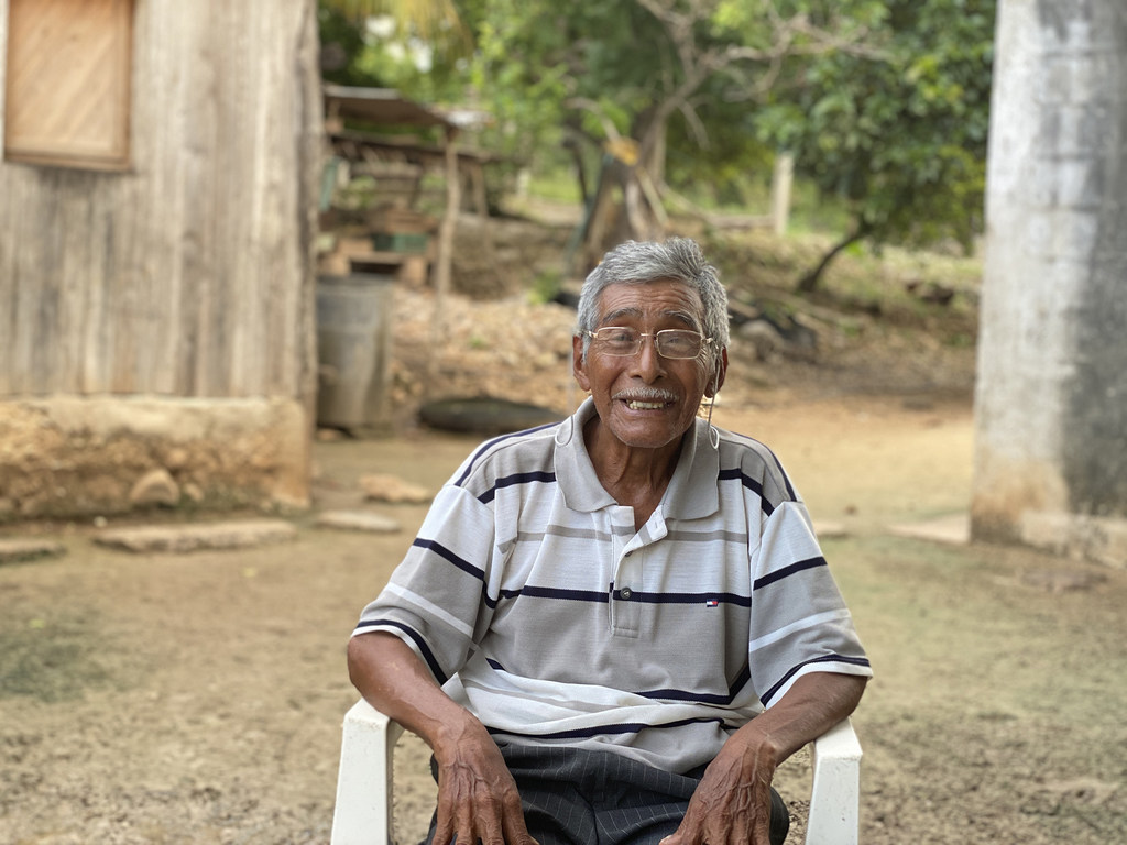 Luis Felicito Castro ha pasado la mitad de su vida en México.  Tenía 35 años cuando llegó a Chiapas en 1981. Participó en los trabajos de restauración de la zona arqueológica de Edzná.