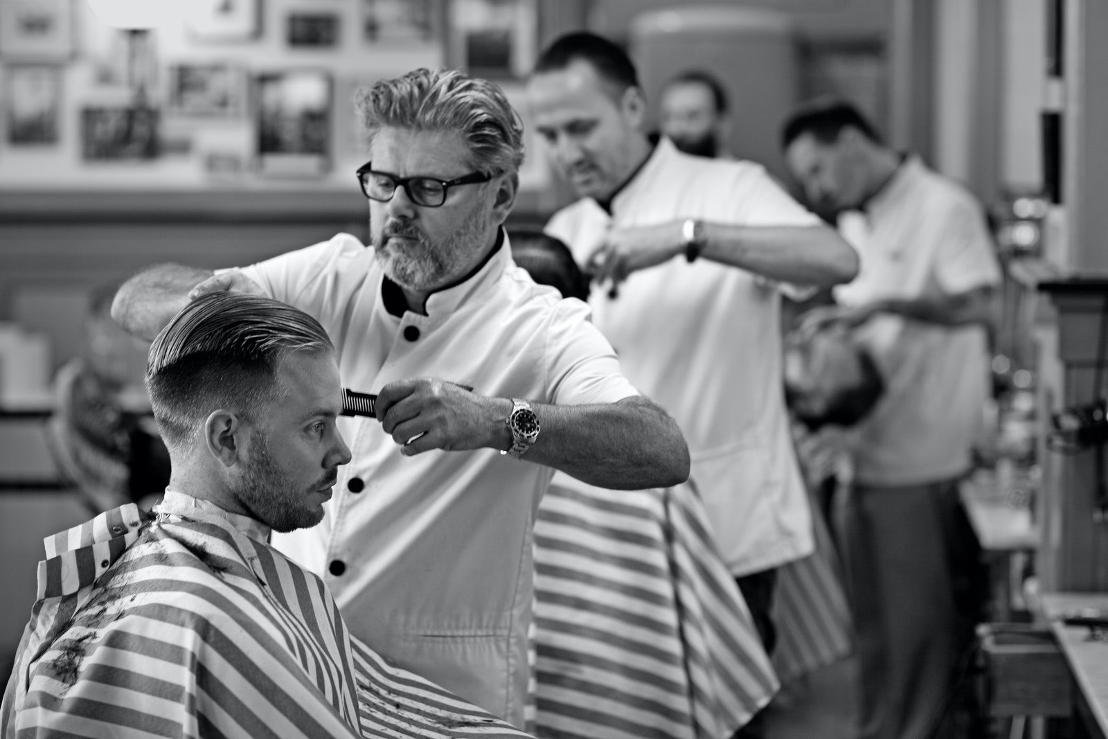 Los peluqueros realizan cortes de cabello para hombres.
