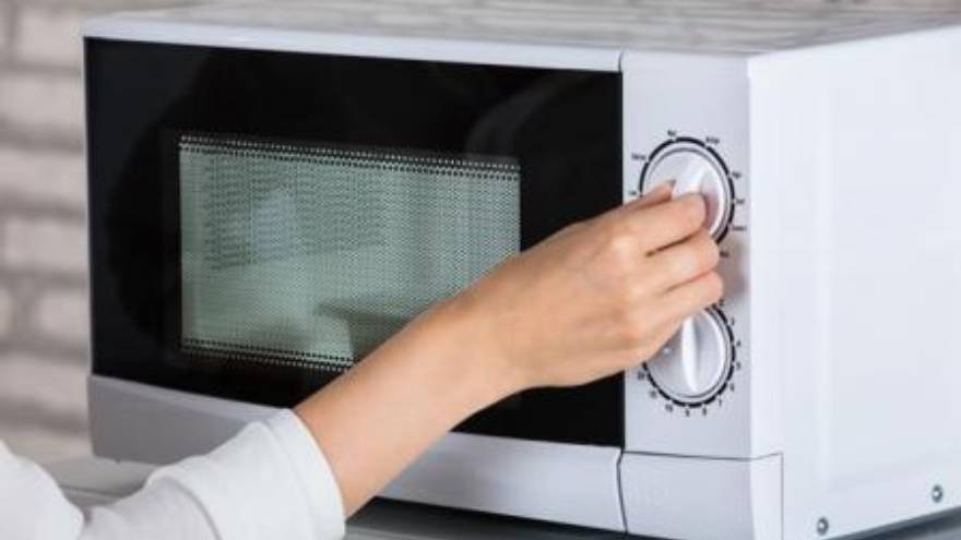El microondas es más eficiente que el horno eléctrico.