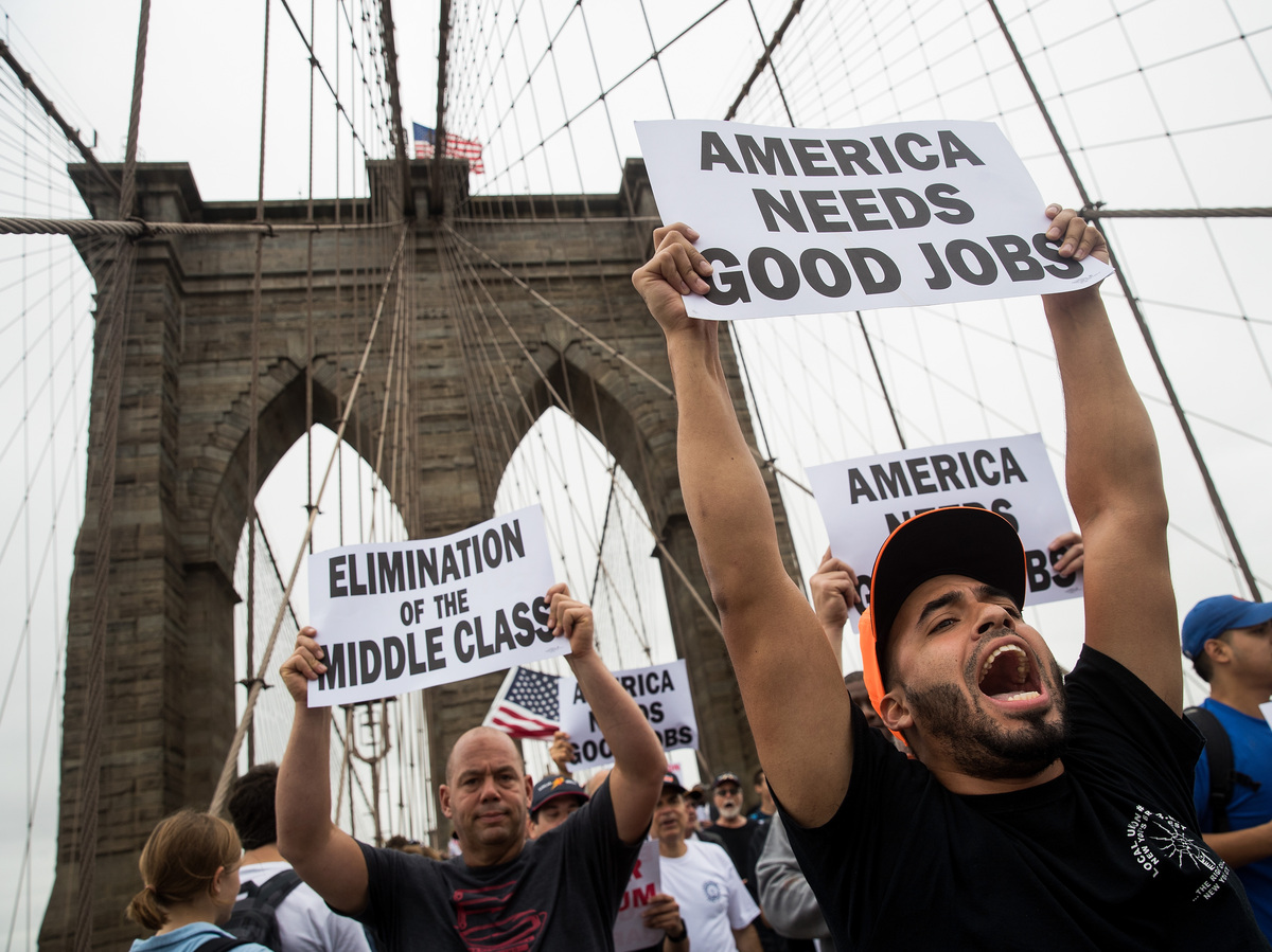 Después de una manifestación en el Cadman Plaza Park de Brooklyn, cientos de miembros del sindicato marchan por el puente de Brooklyn en apoyo de IBEW Local 3 (Hermandad Internacional de Trabajadores Eléctricos), el 18 de septiembre de 2017, en la ciudad de Nueva York.