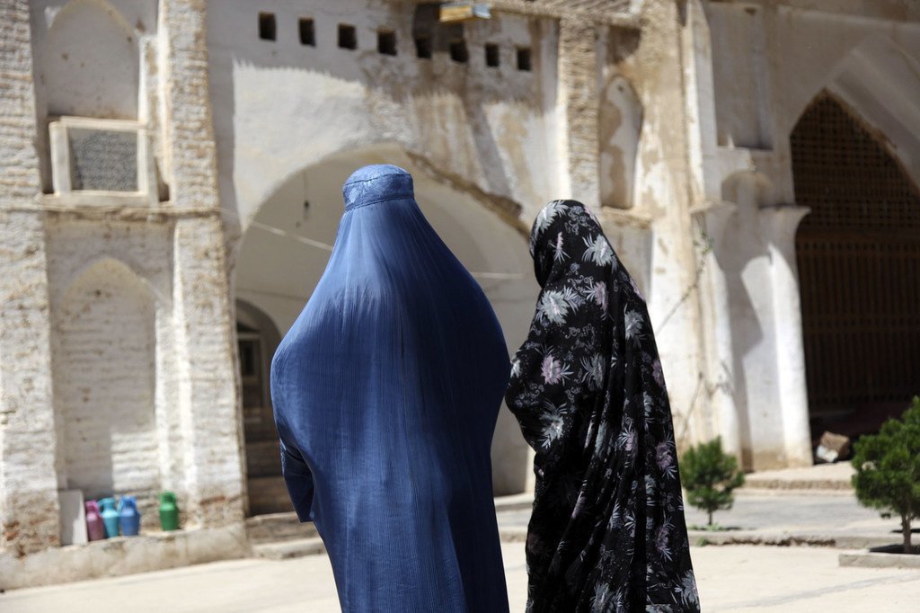 Dos mujeres afganas caminan cerca de una mezquita en la provincia de Herat.