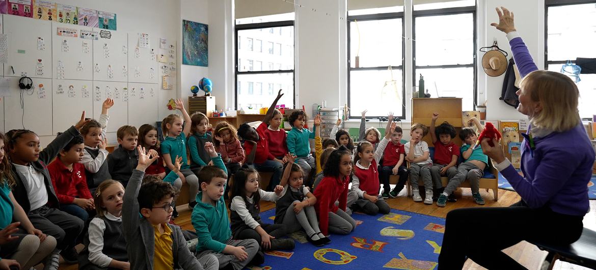 La narradora LuAnn Adams presenta la historia del colibrí en The École de Nueva York.