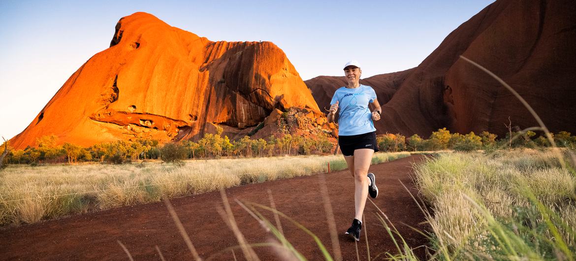 Mina Guli corre una maratón en Uluru, Australia, para la campaña Run Blue.