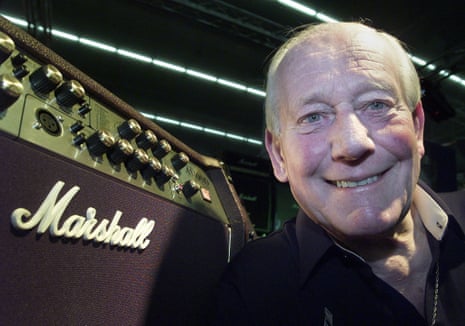 Jim Marshall, quien murió en 2012, posando con uno de sus productos en la 'Musikmesse' en Frankfurt el 13 de marzo de 2002.