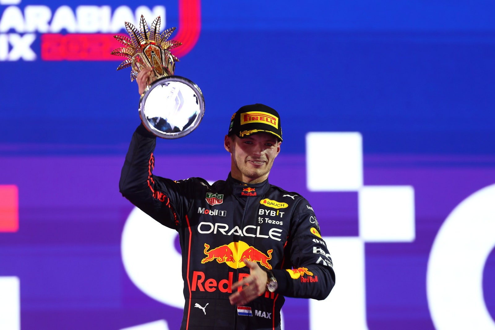 Imagen de Max Verstappen celebrando en el podio del GP de Arabia 2022