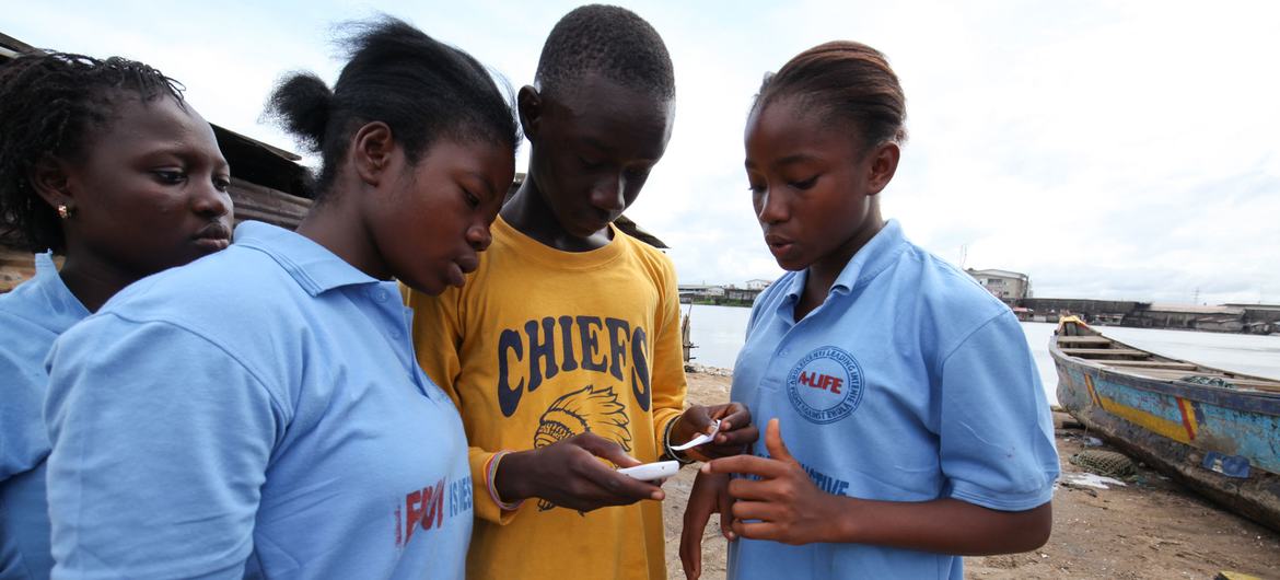 Jóvenes de Monrovia, la capital de Liberia, usan dispositivos móviles para crear conciencia sobre temas de interés para su comunidad.