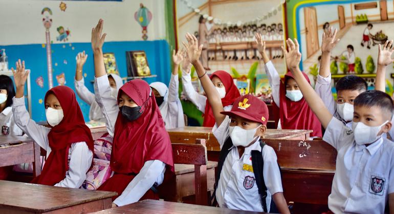 Estudiantes de escuela primaria en la provincia de Sulawesi del Sur, Indonesia, regresaron a clases en marzo de 2022 luego de la pandemia de COVID. 