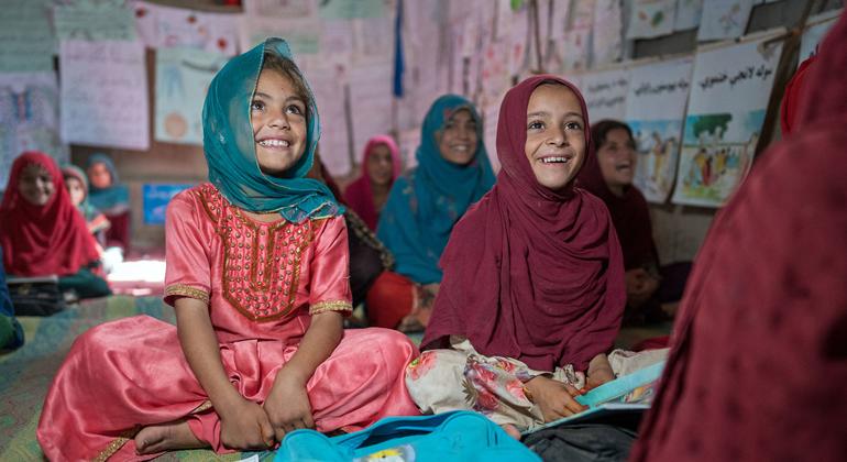 Niñas afganas tomando clases en una escuela apoyada por UNICEF en la provincia de Helmand, Afganistán.  (Foto de archivo)