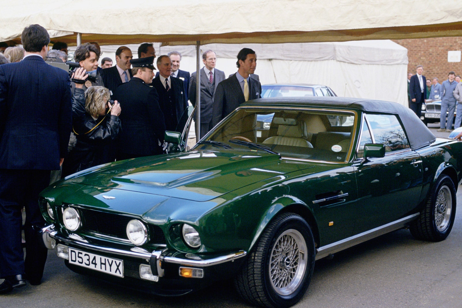 El rey Carlos III con su coche Aston Martin V8 Vantage Volante