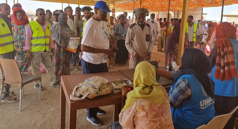 Personal del PMA supervisando la distribución de alimentos de emergencia en un campamento para personas desplazadas en Sudán.