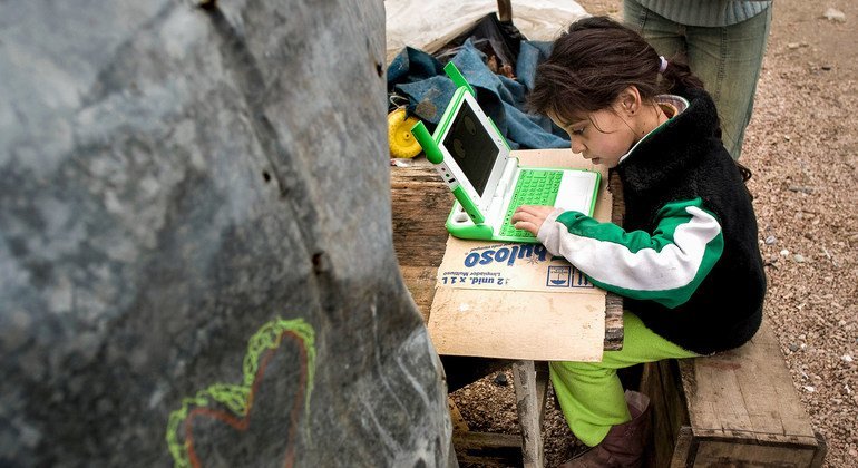 Una niña estudiando con una laptop proporcionada por la Fundación OLPC (una laptop por niño).  Montevideo, Uruguay