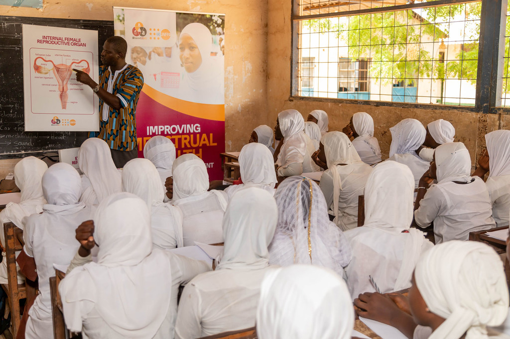 Colegialas gambianas aprenden sobre salud reproductiva y menstrual.