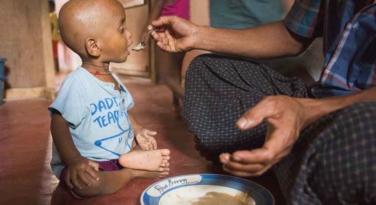 Un niño es alimentado en Cox Bazar, Bangladesh.  COVID-19 puede aumentar el hambre en el mundo.