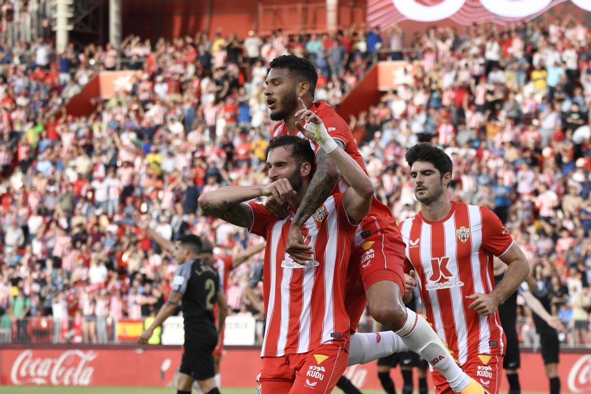 Resumen, goles y resumen del Almería 2 - 1 Elche de la jornada 33 de LaLiga Smartbank