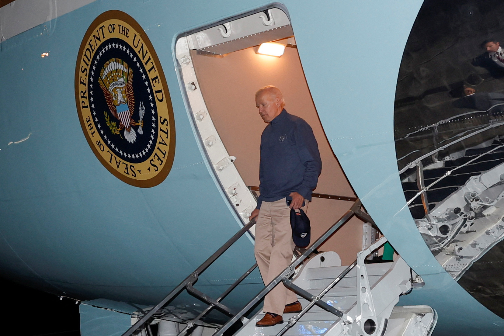 El presidente estadounidense Biden llega a bordo del Air Force One en la base conjunta Andrews, Maryland