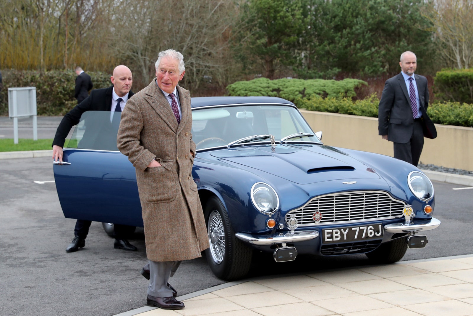 El rey Carlos III con su coche Aston Martin DB6 Volante Serie II
