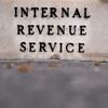 El IRS acaba de recibir $ 80 mil millones para reforzar.  ¿Un gran objetivo?  Persiguiendo a ricos evasores de impuestos 
