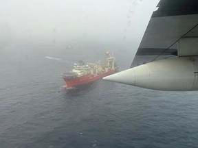 Un barco y un avión de la Guardia Costera de EE. UU.