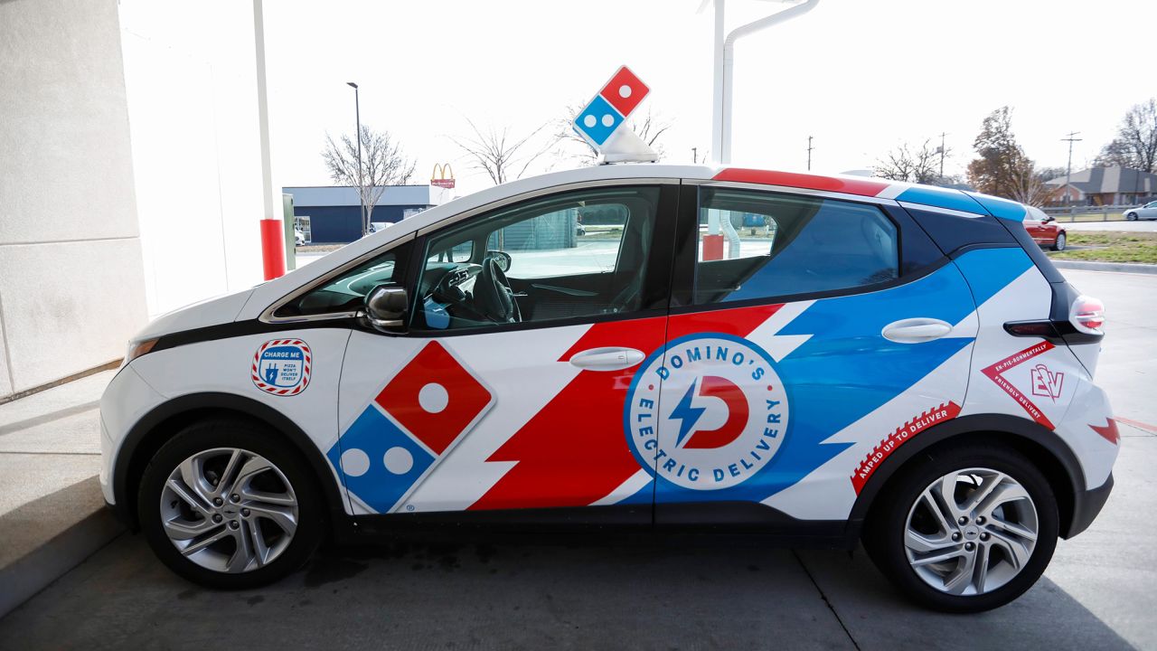 Domino's está ampliando su flota de vehículos eléctricos Chevy Bolt. 