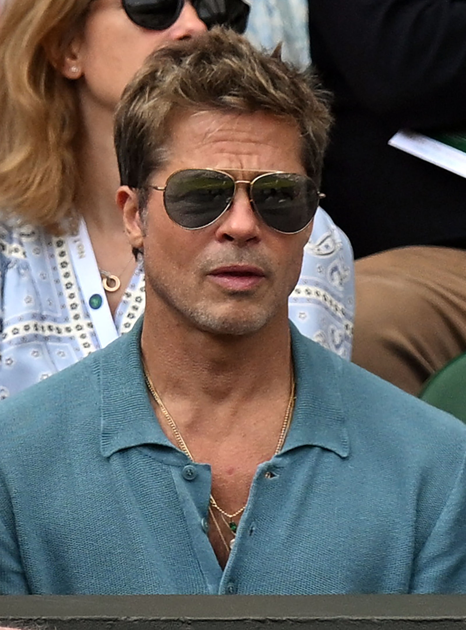 Brad Pitt luce gafas de sol y polo azul en Wimbledon 2023