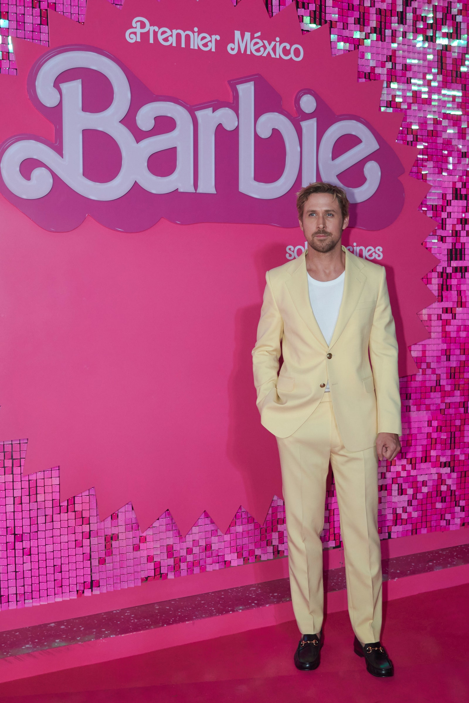 Ryan Gosling viste traje amarillo con camiseta blanca y mocasines negros en la premiere de Barbie en México