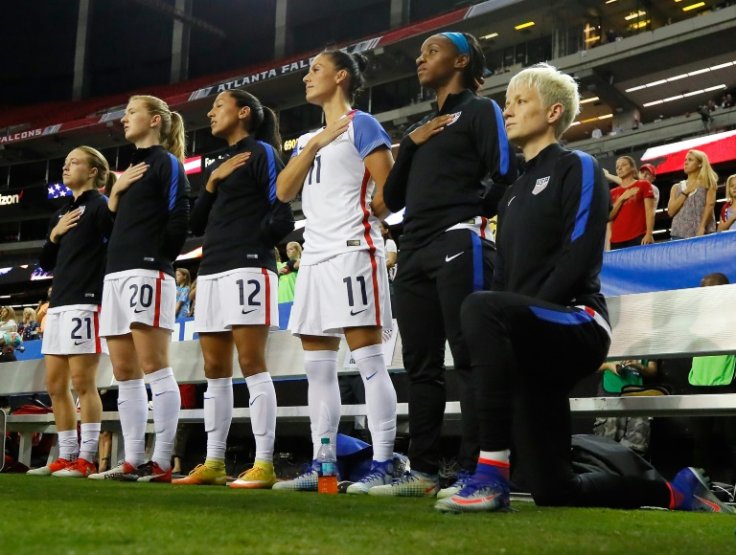 Megan Rapinoe, campeona activista y futbolista, se arrodilla durante el himno nacional de EE. UU. antes de un partido de EE. UU. contra Holanda en 2016