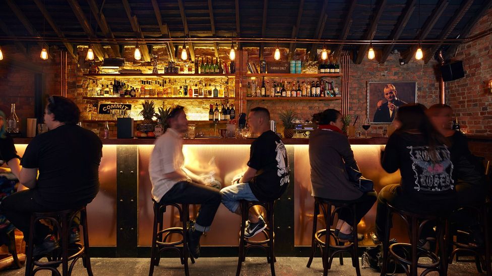 Personas sentadas en el tiki bar en Union Electric, Melbourne