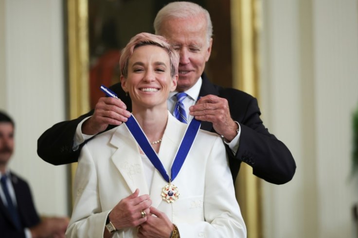 El presidente de los Estados Unidos, Joe Biden, entrega la Medalla Presidencial de la Libertad a Megan Rapinoe en julio de 2022