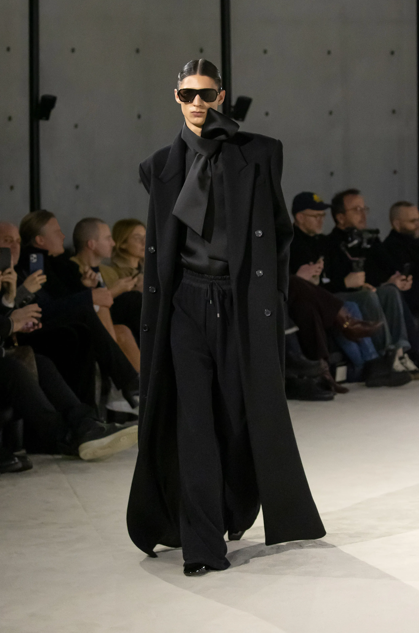 Abrigo negro para un look profesional en la tendencia otoño invierno 2023