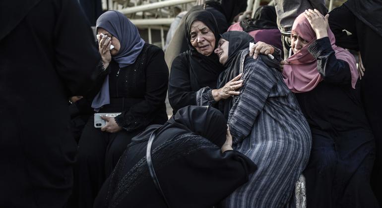 Mujeres palestinas lamentan la pérdida de un familiar en el Hospital Médico Al-Nasser en Khan Younis, en el sur de la Franja de Gaza.