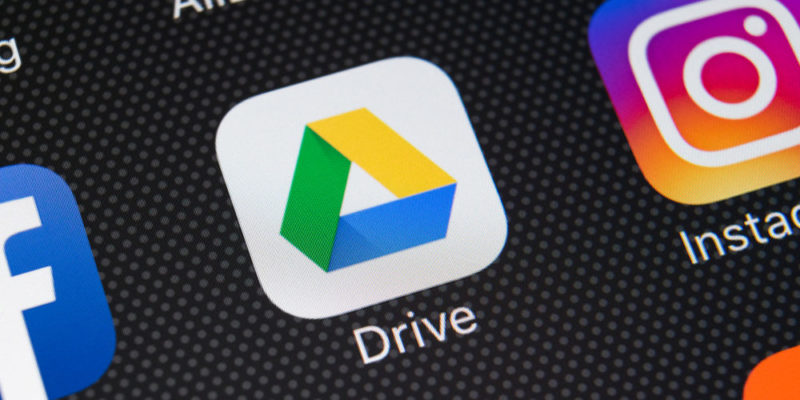 Google Drive es genial porque te permite subir archivos desde tu teléfono celular y acceder a ellos desde casi cualquier otro dispositivo. 