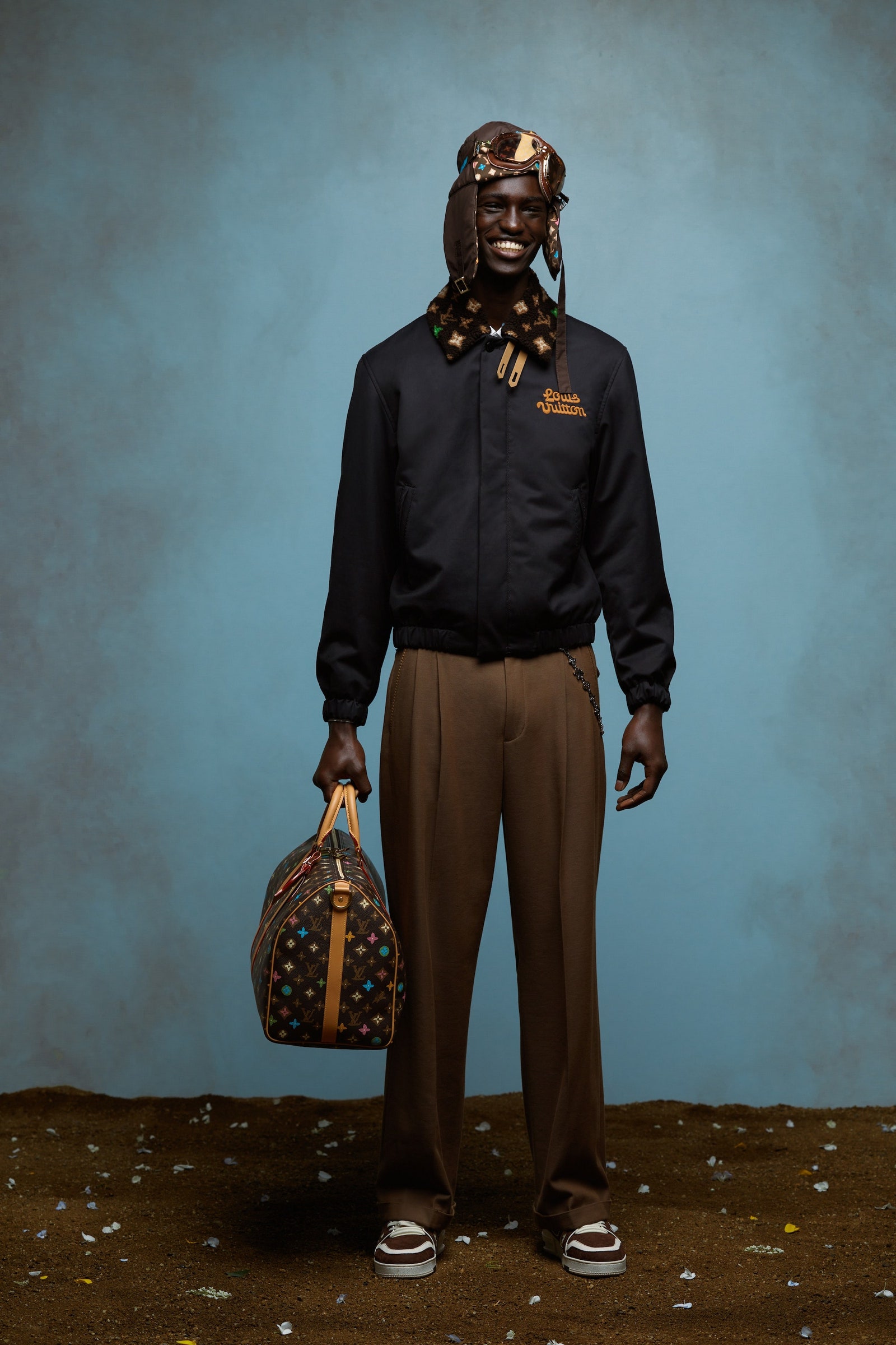 El hombre viste una chaqueta negra de la colección cápsula para hombres Louis Vuitton Primavera 2024 de Tyler The Creator.