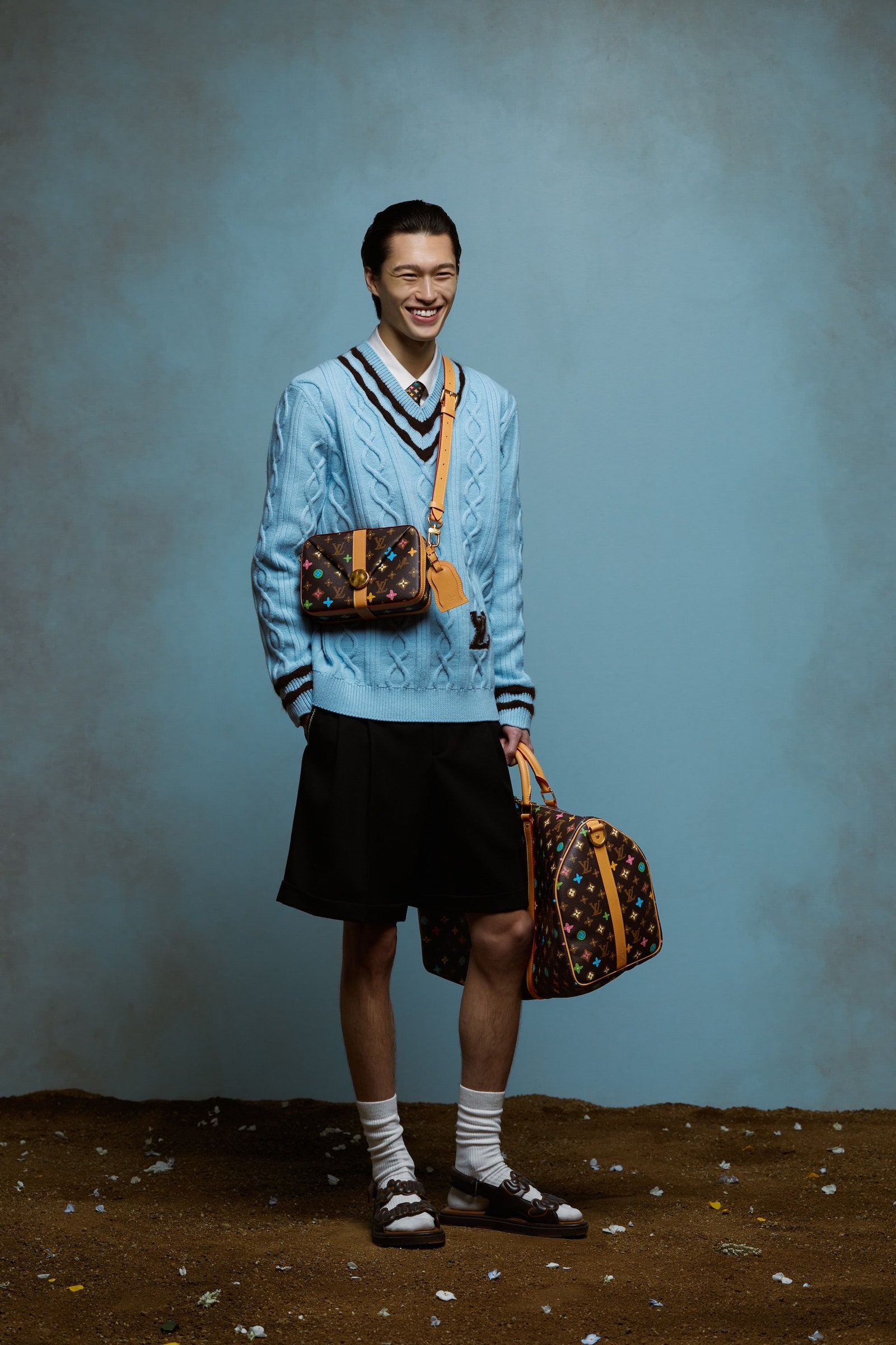 Hombre con jersey azul de la colección Cápsula para hombre Louis Vuitton Primavera 2024 de Tyler The Creator