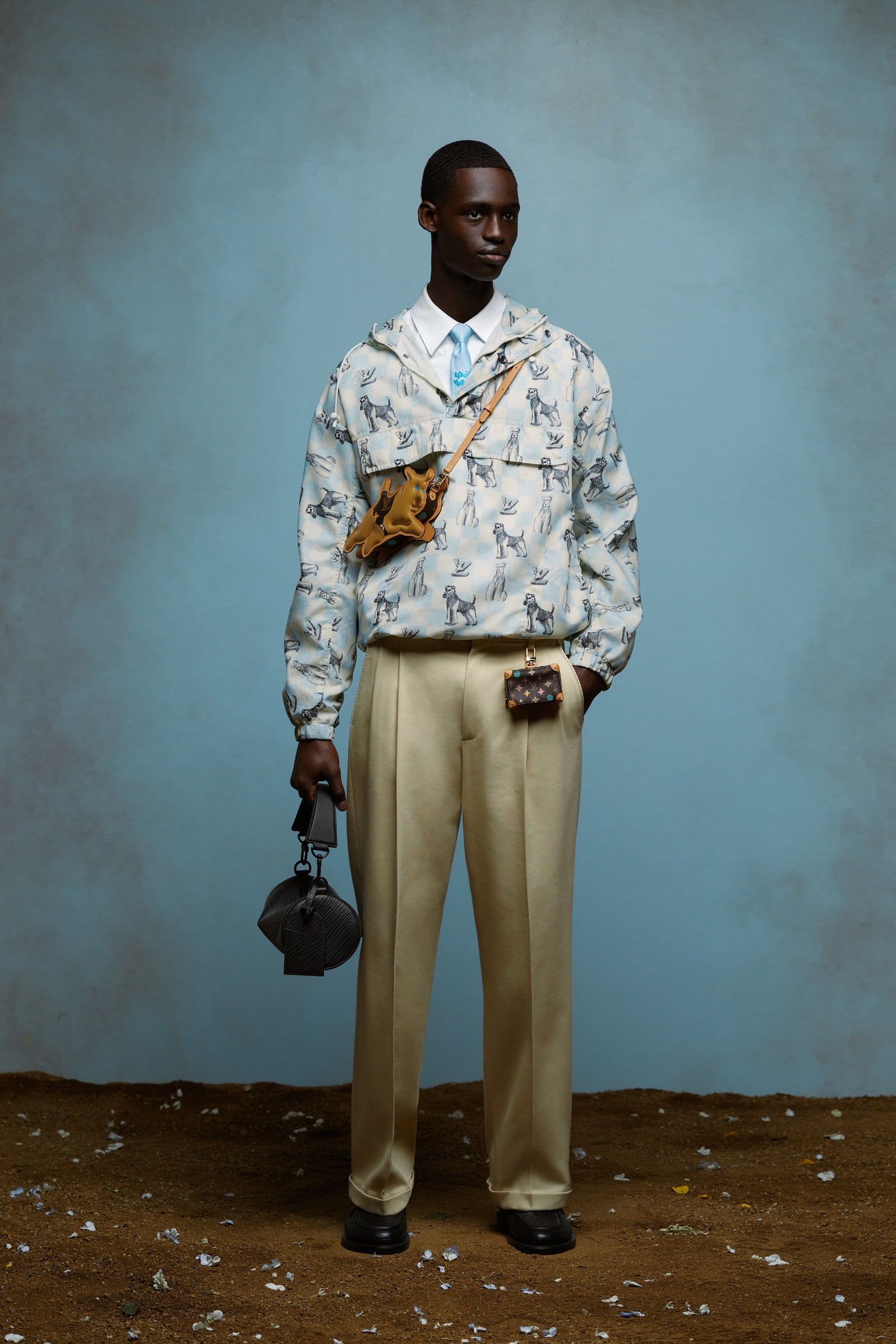 Hombre viste pantalones beige de la colección Louis Vuitton Spring 2024 Men's Capsule by Tyler The Creator