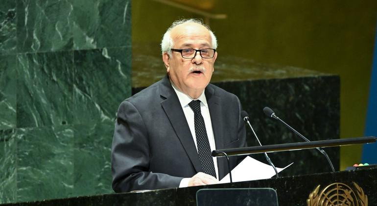 El observador permanente del Estado de Palestina ante las Naciones Unidas, Riyad Mansour, habla en la sesión plenaria de la Asamblea General de la ONU sobre la situación en los Territorios Palestinos Ocupados.